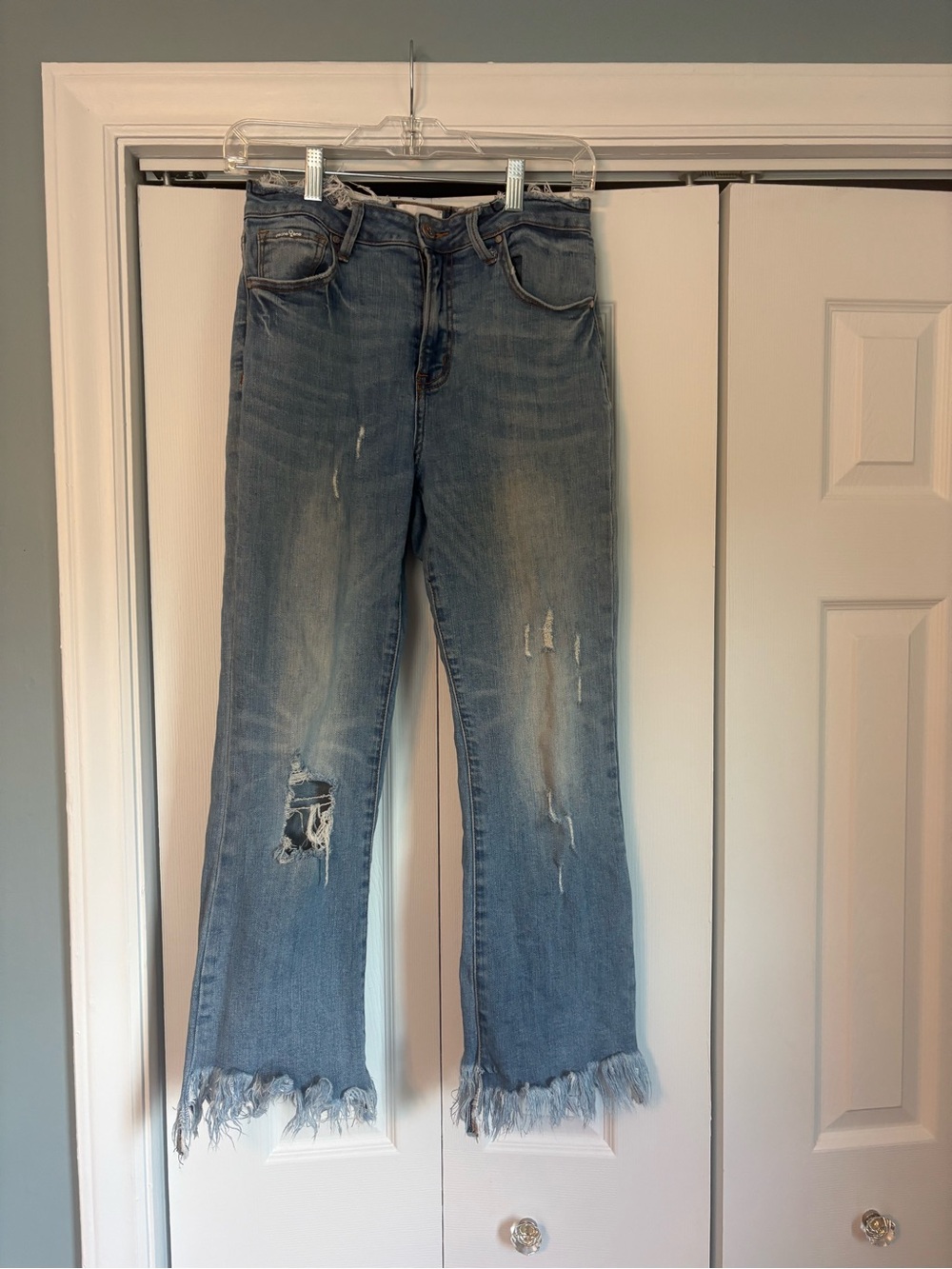 Casual Distressed Light Blue Cropped Jeans - Women's